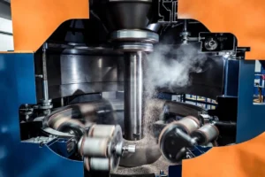 Materiais minerais processados em moinho pendular industrial.